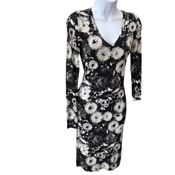 BCBGMaxAzria Dresses & Skirts - BCBG Maxarzria Flower Dress bodycon floral EUC XS Sexy Blsck White Long Sleeve